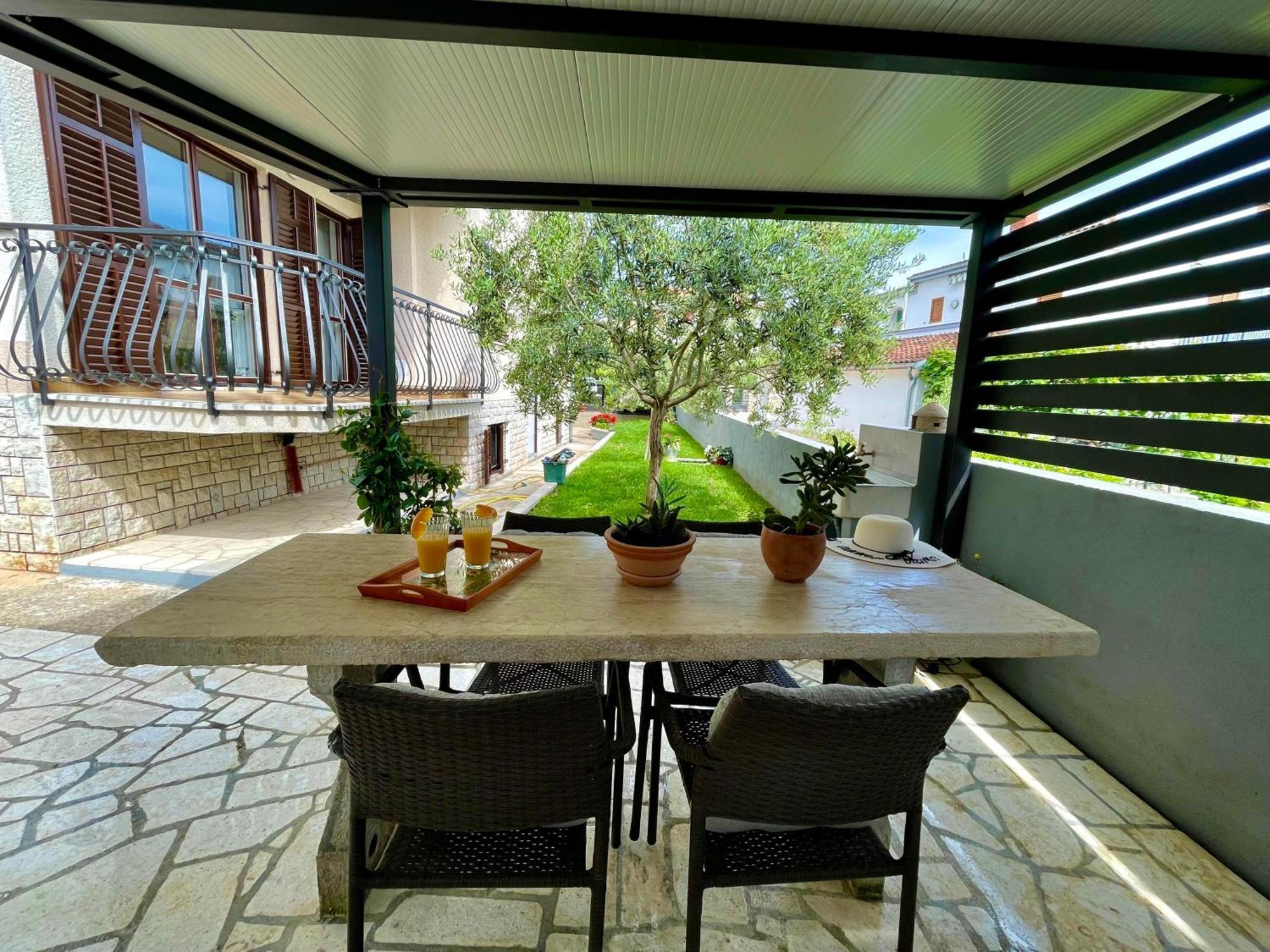 Apartment Adri Ровин Екстериор снимка
